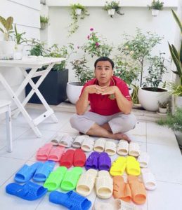 Quyền Linh có một "gia tài" dép tổ ong đồ sộ.