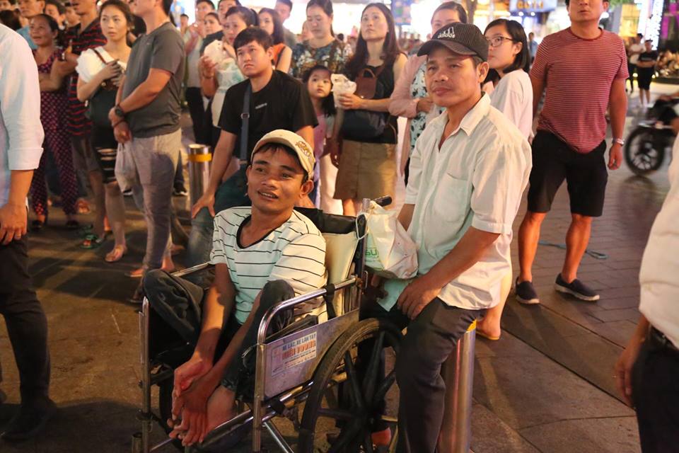 Một CĐV quê Phú Yên ngồi xe lăn đến cổ vũ cho đội tuyển Việt Nam.