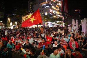 Một CĐV quê Phú Yên ngồi xe lăn đến cổ vũ cho đội tuyển Việt Nam.