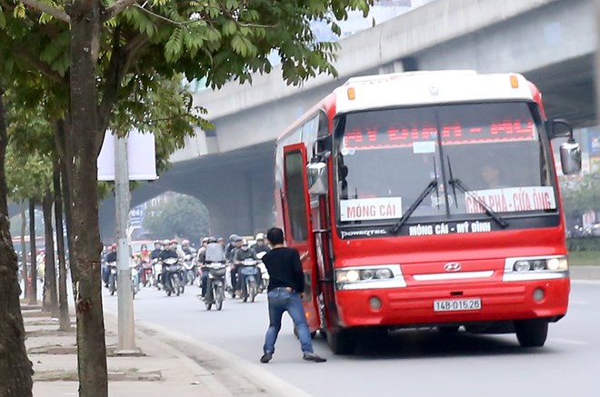 Bắt khách dọc đường sẽ bị phạt tiền và tước Giấy phép lái xe. Ảnh: Báo Giao thông