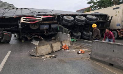 Hiện trường vụ tai nạn khiến chiếc xe container lật nghiêng giữa đường.