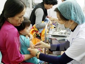 Bà Tiến cho rằng phần lớn sau tiêm chủng là phản ứng sốt, đau tại chỗ.