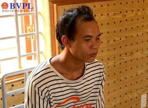 Bị can Y Đoan Mlô tại cơ quan công an.