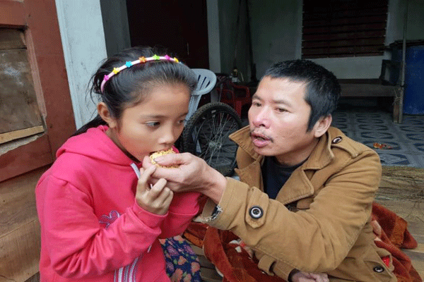 Anh Tình mất trí nhớ, không thể đi lại, mọi sinh hoạt phụ thuộc người khác