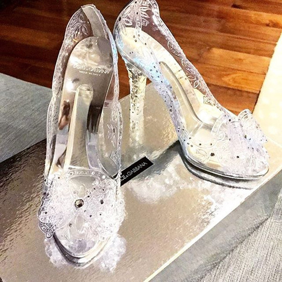 Đôi giày cao gót ‘chuẩn’ Cinderella đến từ thương hiệu Dolce&Gabbana được Mai Ngọc chuẩn bị cho lễ cưới có giá đến 2.500 USD (hơn 50 triệu đồng)