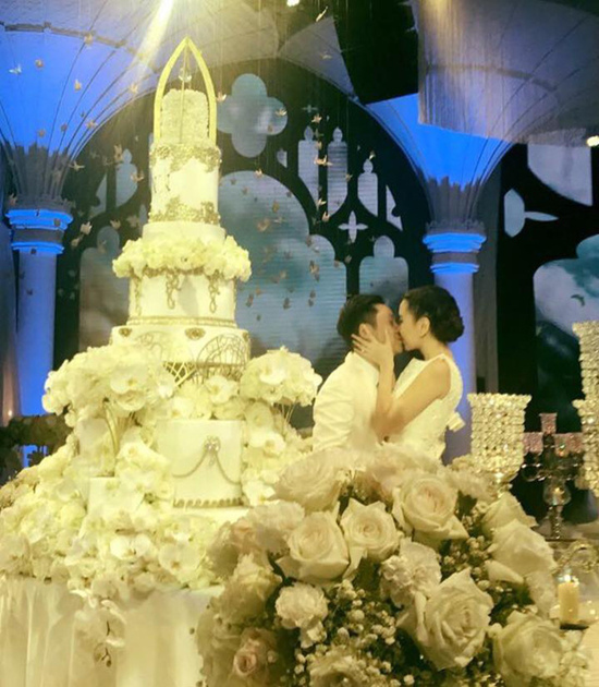 MC Mai Ngọc hôn ông xã đắm đuối giữa không gian đám cưới được đánh giá là xa hoa bậc nhất Hà thành.