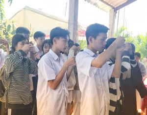 Các bạn học của em T., đến thắp nhang chia buồn