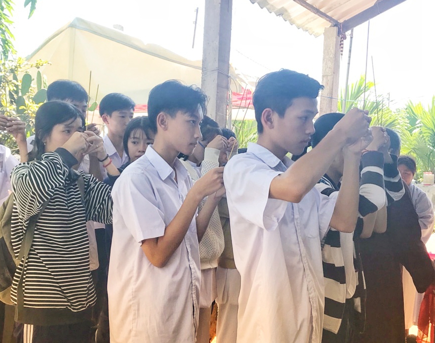 Các bạn học của em T., đến thắp nhang chia buồn