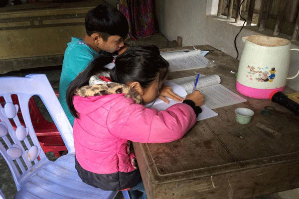 Hai đứa trẻ đứng trước nguy cơ thất học