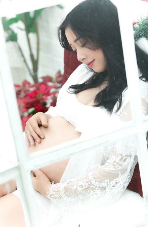 Em gái Nhã Phương khoe bụng bầu lớn.