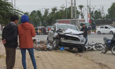 Chiếc xe Ford gây tai nạn hư hỏng nặng phần đầu.