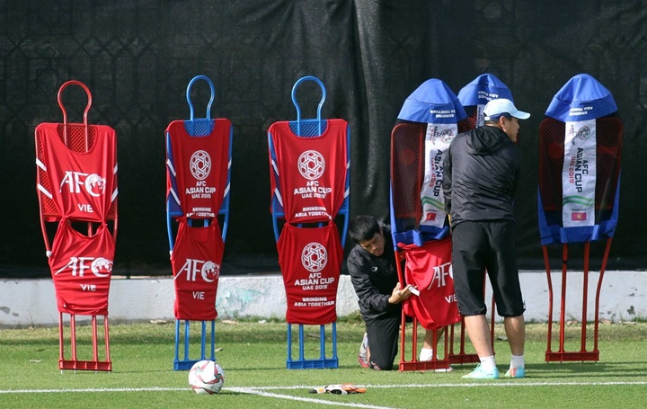 Các trợ lý của Park Hang-seo chuẩn bị những dụng cụ tập chống đá phạt cố định. Kể từ AFF Cup 2018, Việt Nam nhiều lần để thua ở các pha bóng chết. Ảnh: Anh Khoa.