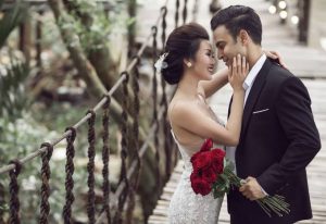 Chồng của Hạ Trâm là anh Vikas đang kinh doanh đá hoa cương tại Việt Nam, lớn hơn Võ Hạ Trâm 12 tuổi. Cả hai hẹn hò nhau gần một năm mới quyết định về "chung một nhà".