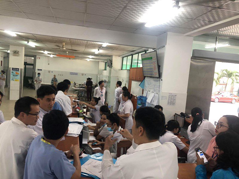Các bác sĩ BV Đà Nẵng hội chẩn tại chỗ để cấp cứu các sinh viên bị nạn