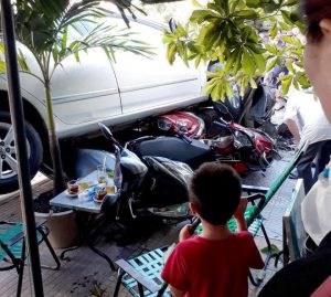 Nhiều phương tiện bị cuốn vào gầm sau vụ va chạm