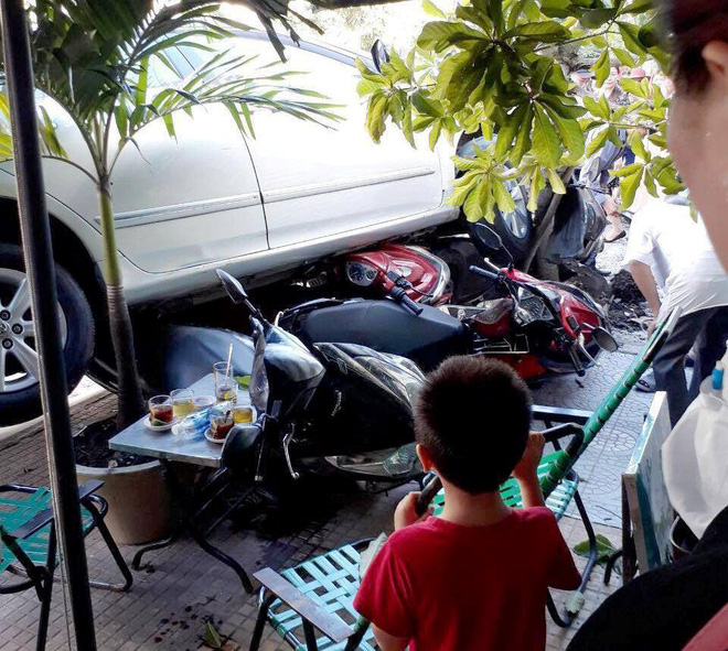 Nhiều phương tiện bị cuốn vào gầm sau vụ va chạm