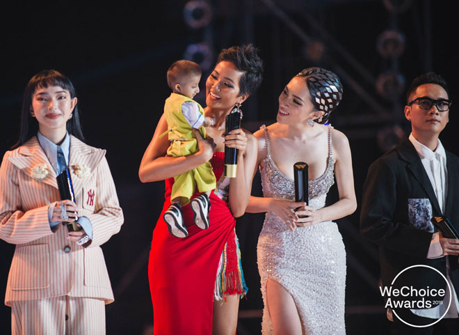 Khoảnh khắc gần gũi của Top 5 Hoa hậu Hoàn Vũ H'Hen Niê và Hoa hậu chuyển giới Hương Giang khi lên nhận giải.
