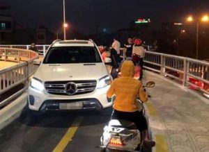 Hình ảnh chiếc Mercedes đi ngược chiều vào làn xe máy được người dân ghi lại. Ảnh: N.A.