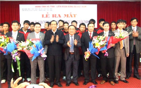 Lãnh đạo tỉnh Hà Tĩnh tặng hoa chúc mừng lãnh đạo Học viện và CLB bóng đá xia măng Xuân Thành Hà Tĩnh.