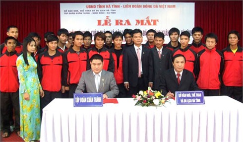 Lãnh đạo Sở VHTT&DL và Tạp đoàn Xuân Thành ký kết các văn bản bàn giao.