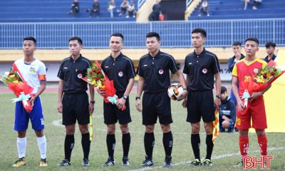 Đậu Đình Khôi (ngoài cùng bên trái) đeo băng đội trưởng trong trận U19 Hồng Lĩnh Hà Tĩnh gặp chủ nhà U19 Huế. Ảnh: Nguyễn Viết Định