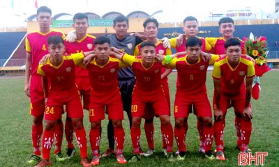 Đội U19 Hồng Lĩnh Hà Tĩnh ra quân trong trang phục màu đỏ truyền thống
