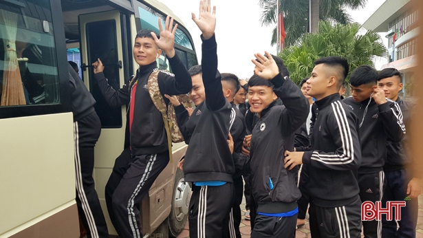 Các cầu thủ U19 Hồng Lĩnh Hà Tĩnh hồ hởi lên đường
