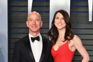 Thông tin người giàu nhất thế giới Jeff Bezos và vợ MacKenzie chia tay được đưa ra khá bất ngờ . Hiện chưa rõ bà MacKenzie sẽ nhận được khối tài sản bao nhiêu sau vụ ly dị này, tuy nhiên với việc ông Bezos được định giá 137 tỷ USD, đây nhiều khả năng sẽ là vụ ly hôn đắt giá nhất lịch sử. Mặc dù vậy, nhiều ý kiến cho rằng điều này nằm trong kế hoạch của ông Jeff và bà MacKenzie nhằm bán một lượng lớn cổ phiếu Amazon mà không gây phản ứng tiêu cực cho nhà đầu tư. Ảnh: Getty.