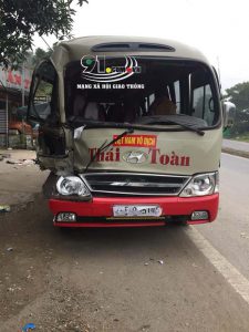 Phần đầu xe khách 29 chỗ bị hư hỏng nặng.