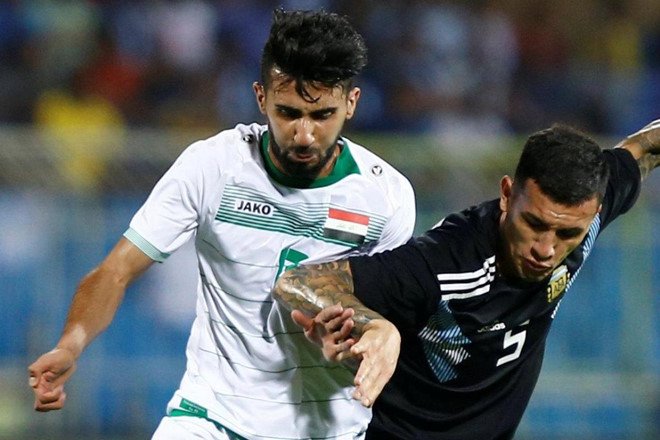 Bashar Resan (trái) là tiền vệ sáng giá của tuyển Iraq.