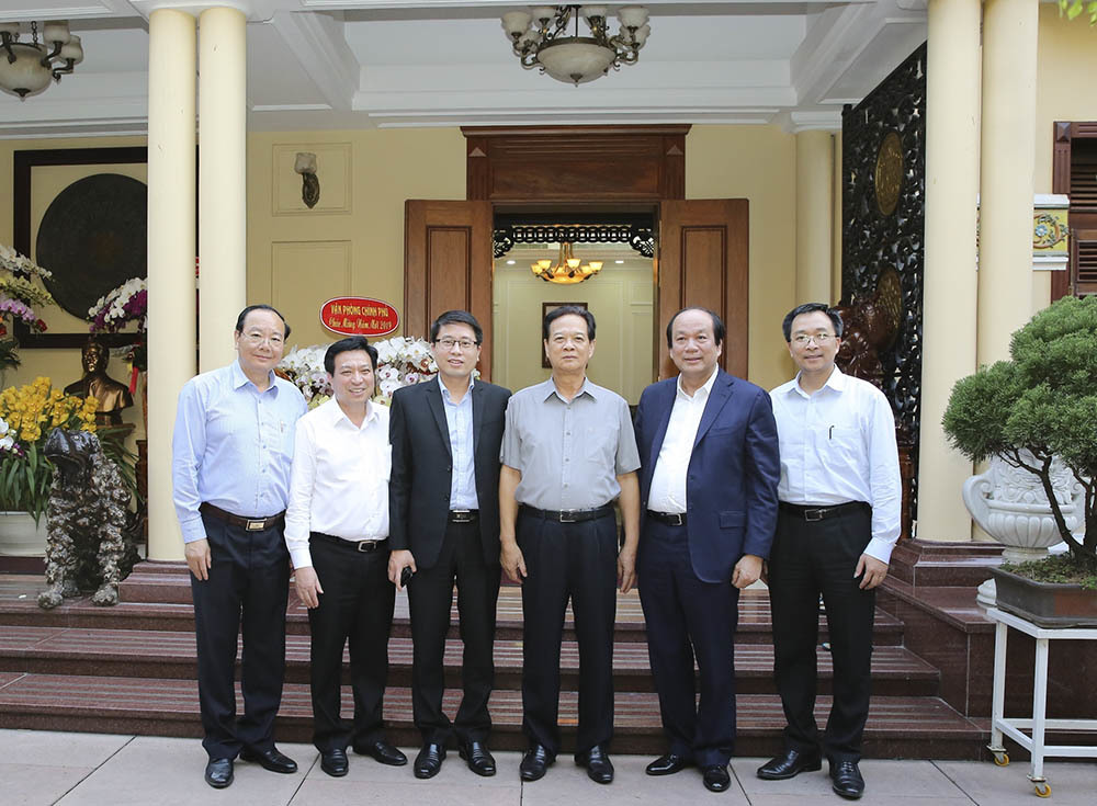 Bộ trưởng Mai Tiến Dũng cùng Đoàn công tác thăm, chúc tết gia đình nguyên Thủ tướng Chính phủ Nguyễn Tấn Dũng. Ảnh: VGP/Mạnh Hùng