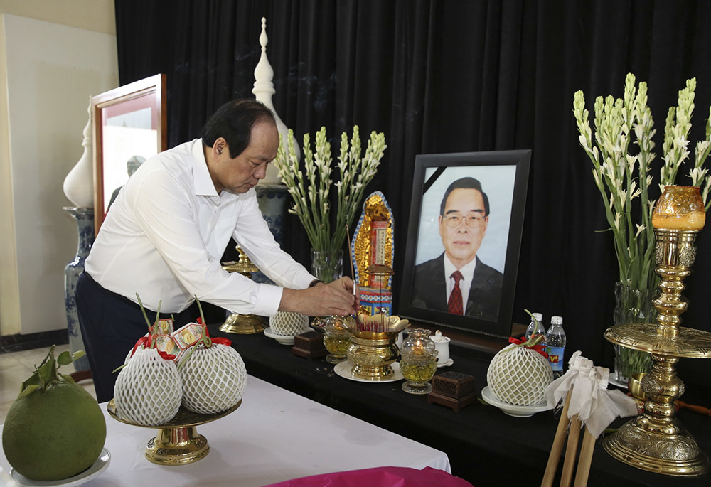 Bộ trưởng Mai Tiến Dũng dâng hương tưởng nhớ nguyên Thủ tướng Chính phủ Phan Văn Khải. Ảnh: VGP/Mạnh Hùng