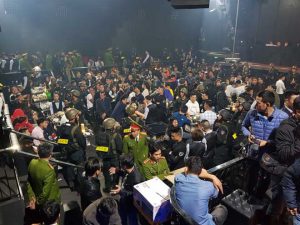 Lực lượng Công an tiến hành kiểm tra quán bar Vegas.