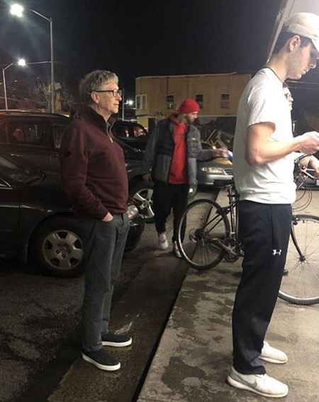 Bill Gates xếp hàng chờ gọi đồ tại Dick's. Ảnh: Mike Galos