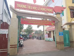 Băng rôn căng trước cổng trường Tiểu học Lê Hồng Phong.