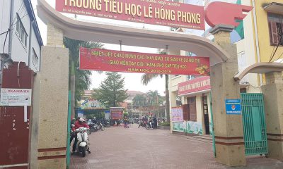 Băng rôn căng trước cổng trường Tiểu học Lê Hồng Phong.