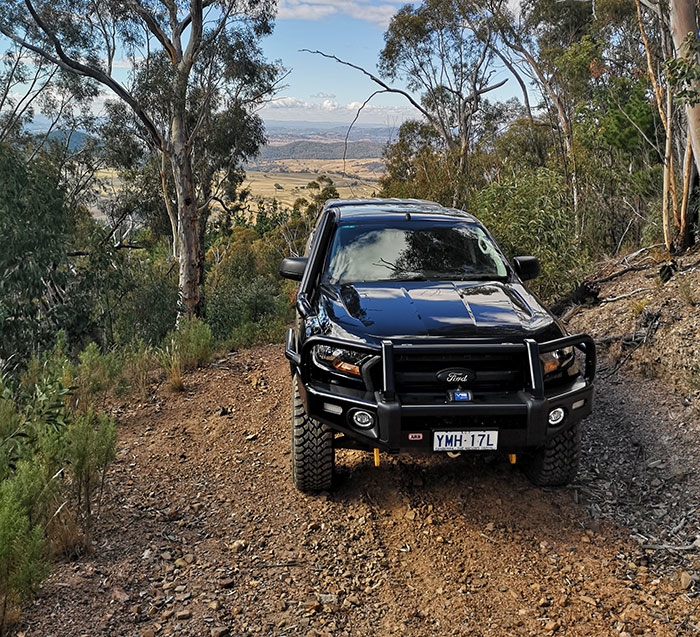 Bruce quyết định đi lối tắt theo chỉ dẫn để khám phá một chút: "Tôi có một chiếc Ford Ranger vừa nâng cấp, khi Google Maps báo rằng đi lối này sẽ nhanh thôi, tiết kiệm 15 phút và tiện đang off road, tôi nghĩ thử xem sao", anh trả lời Bored Panda. Chàng trai mê phượt này cũng tự tin vì luôn mang theo ít nhất 20 lít nước, đổ xăng đầy bình nên ngay cả khi đi lạc, anh chỉ phải quan tâm đến vấn đề thời gian.