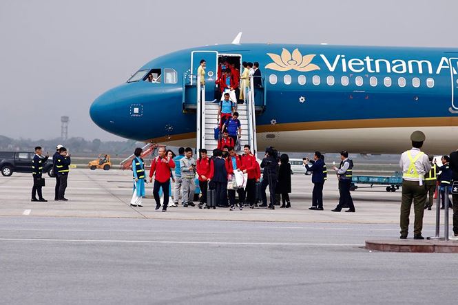 Đội tuyển Việt Nam đáp chuyến bay số hiệu VN 610 về sân bay Nội Bài vào khoảng 14h15 hôm nay (26/1).