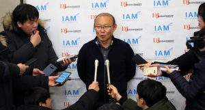 HLV Park Hang-seo trả lời phỏng vấn ở sân bay Incheon