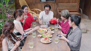 Khoảnh khắc hạnh phúc của gia đình bà Mai.