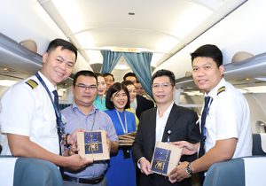 Phi công và nhân viên được nhận quà ngay trên máy bay trước lúc khởi hành. Ảnh:Nguyễn Đông