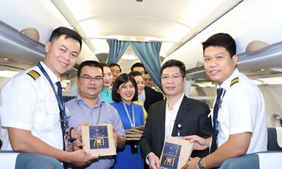 Phi công và nhân viên được nhận quà ngay trên máy bay trước lúc khởi hành. Ảnh:Nguyễn Đông
