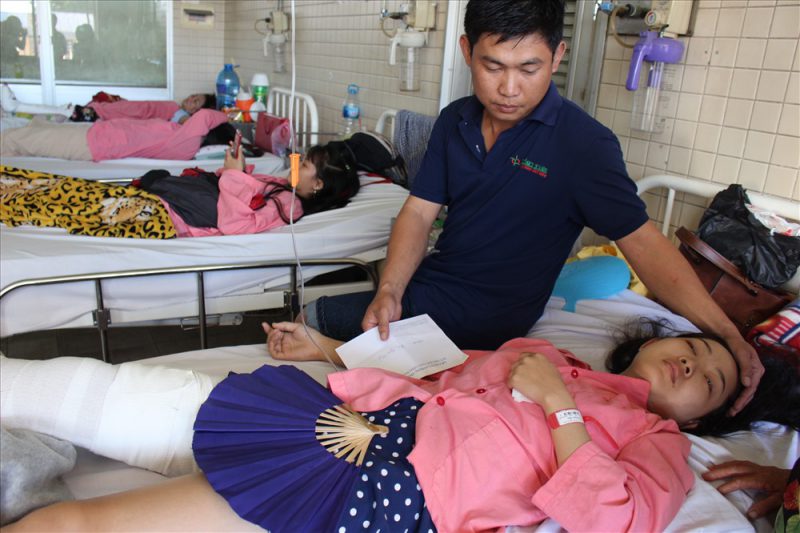 Anh Điền túc trực bên người vợ bị thương vẫn còn mê man.