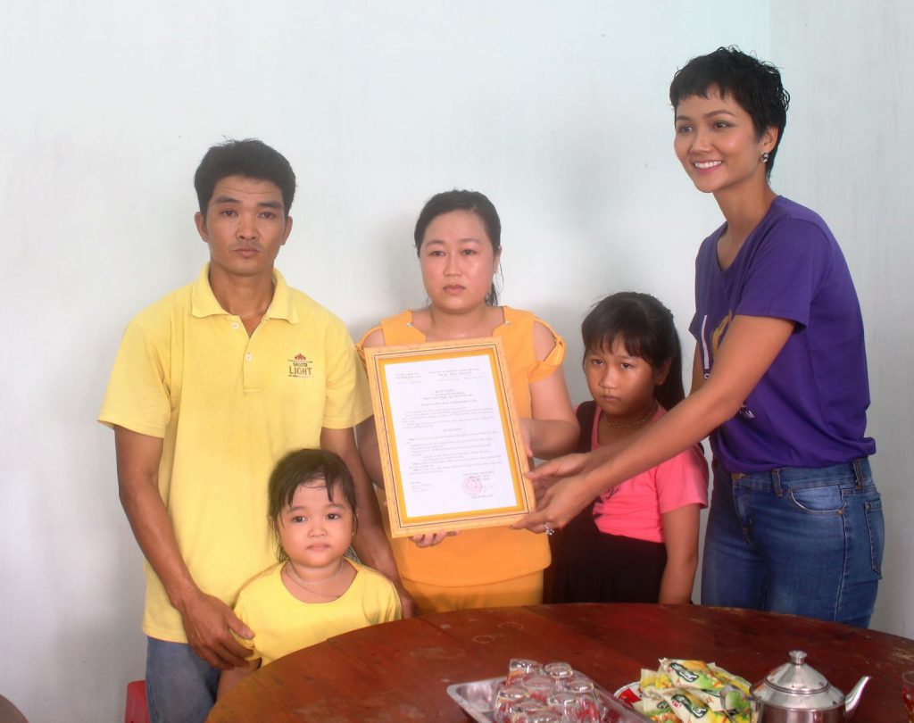 Hoa hậu H’Hen Niê trao quyết định tặng nhà cho vợ chồng anh Lê Quốc Thanh, ngụ xã Bình Hòa Nam, huyện Đức Huệ