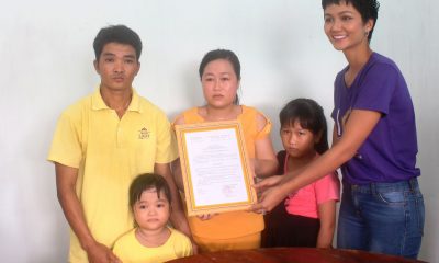 Hoa hậu H’Hen Niê trao quyết định tặng nhà cho vợ chồng anh Lê Quốc Thanh, ngụ xã Bình Hòa Nam, huyện Đức Huệ