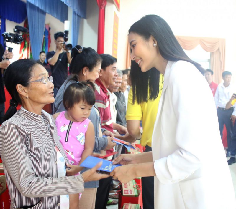 Á hậu Hoàng Thùy trao quà Tết cho người nghèo Long An