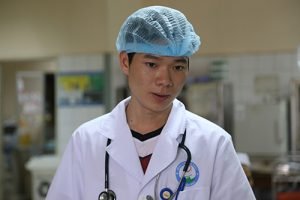 Hoàng Công Lương khi làm việc tại Bệnh viện Đa khoa Hoà Bình. Ảnh: Phạm Dự.