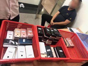 Nam hành khách Hàn Quốc cùng 200 chiếc ĐTDĐ. Ảnh: C.T