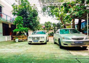 Hai chiếc xe ôtô bà Hiền thường sử dụng để đi lại và giao dịch với nhiều người