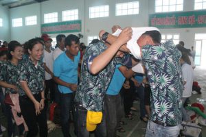 Người lao động ở Quảng Nam tham gia các trò chơi do Liên đoàn Lao động Quảng Nam tổ chức.